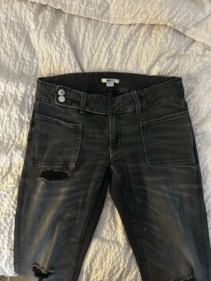 Low waist bootcut jeans - Säljer dessa jeans från Gina Young💓💓Passar mig som brukar ha 36/38 i byx storlek                        Strl:170 men sitter som 36/38💓.  Midjemått:37,5cm  Innerbenslängd: 81cm                                 Original pris: 399kr   Mitt pris :160kr