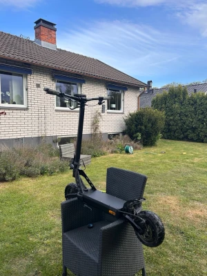 Kukirin g2 PRO abe - Säljer en svart elscooter med robust ram och breda däck, perfekt för att ta sig fram snabbt i stan. Scootern har en minimalistisk design med raka linjer och handtag i svart. Passar dig som vill ha ett smidigt och modernt transportmedel.