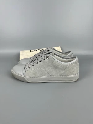Helgråa Lanvin Skor i Mocka  - • The shoes have been gently used and are in very good condition  • Size: EU41 / UK7 (fits like 42)  • Color: Grey  • Retail price: 5000 SEK / 450€  • Dustbag is included