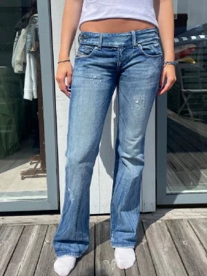 Blå bootcut jeans från diesel - Så snygga low diesel jeans, sitter som Zara 36-38! Pris kan alltid diskuteras🥰🥰