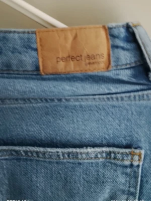 Blå jeans från g perfect jeans - Snygga blå jeans från g perfect jeans i klassisk denim. Jeansen har fem fickor, normal midja och raka ben. Perfekta för en avslappnad och trendig look. Tillverkade i slitstarkt bomullsdenim.