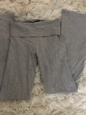 Grå yoga pants från Gina Tricot - Gråa yoga pants ifrån Gina tricot i storlek xxs, oanvända 