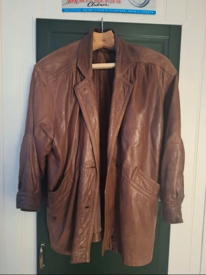 Brun vintage skinnjacka oversized - Säljer en brun, vintage, oversized skinnjacka. Hade gärna haft den kvar men den används så lite. Men den är riktigt cool