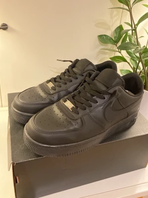 Nike airforce 1  - Hej säljer nya airforce 1s som bara har används en gång, hittar tyvvärr inte orginal lådan men en annan låda får duga.