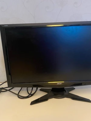 Svart datorskärm från Acer - Säljer en svart datorskärm från Acer med modern design och stabilt stativ. Skärmen har HDMI-ingång och passar perfekt till gaming eller som extra skärm till datorn. Tillverkad i plast med mattsvart finish och tydlig Acer-logga på framsidan.