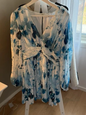 Lojsan wallin sommarklänning - Säljer denna superfina klänningen från lojsan wallins kollektion med NAKD, jätte fint skick. Nypris 500kr och säljs inte längre💞💕