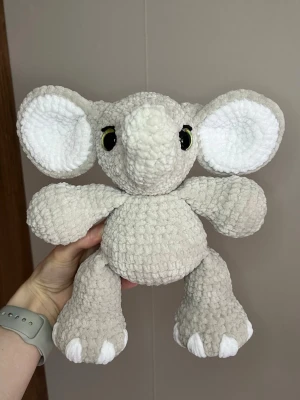 Virkad elefant - Virkad elefant i mjukt garn, cirka 23cm lång☺️ Säkerhetsögonen är inte rekommenderade för barn under 3 år💗