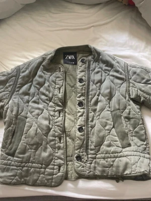 Grön vårjacka från Zara - Grön vårjacka från Zara. Jackan är i nyskick utan några trasiga delar. Köpt i butik för 1200 kr. Kan gå ner lite i pris vid snabb affär.