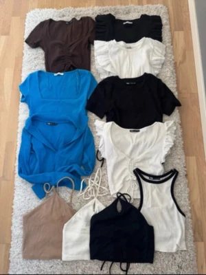 10 trendiga toppar i olika färger - Paket med 11 snygga toppar i olika modeller och färger, bland annat svart, vit, blå och beige. Flera toppar har volangdetaljer, snörning eller ärmlös design. Perfekt för att mixa och matcha till olika outfits. Säljer helst alla i ett paket för 370kr, men om man bara vill köpa en topp är det bara att höra av sig med prisförslag 💞