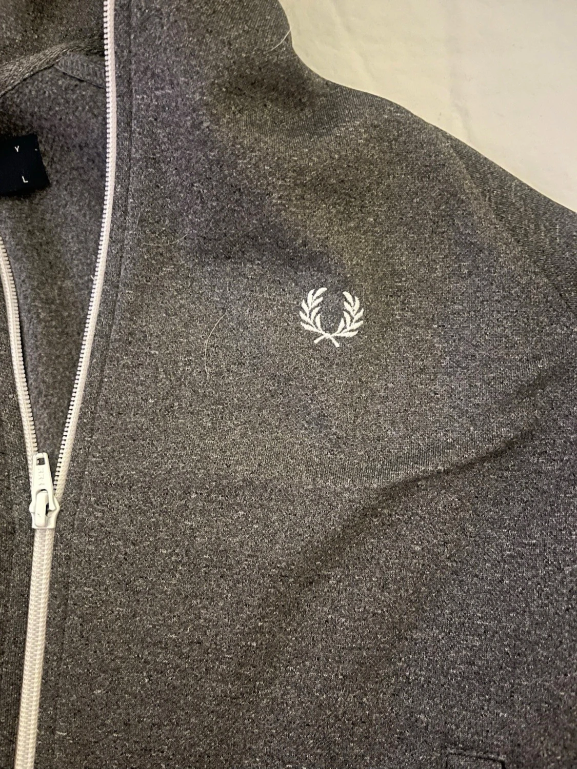 Mörkgrå hoodie från Fred Perry - 1