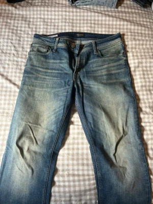Blå jeans från Jack & Jones - Blåa jeans från Jack & Jones. Modellen är regular/Clark och storlek 32/32
