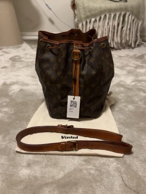 Louis Vuitton Noe väska - Säljer en Louis Vuitton Noé Bag Skick: 8,5/10🧮  Inkluderat: Inger ingår!♦️  Pris: 10 999kr ej hugget i sten🎗️  Storlek: No Size♣️  Snabbaffär = priset sänks-SERIÖSA BUD🔓Väskan är såklarr Äkta - Och har Äkthetsverifierats 