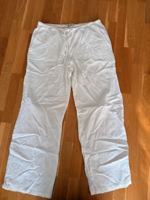 Vita vida linnebyxor med dragsko - Vita linnebyxor från Gina Tricot. Använda ett par gånger 