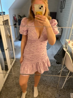 Slutsåld klänning från Zara - Supersöt ljuslila klänning från Zara med v-ringning, puffärmar och volangkant nertill. Klänningen har fina spetsdetaljer och rynk framtill som ger en snygg siluett. Perfekt för sommarens alla tillfällen!💜