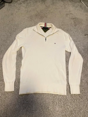 Stickad Tommy Hilfiger Half zip - Tja, säljer nu min stickade halfzip ifrån Hilfiger. Den är i sjukt bra skick (9/10). Använd varsamt vilket gör att den är i så bra skick! Priset är såklart inte hugget i sten och kan tänka mig att gå ner lite grann! Hör av er vid minsta lilla fundering! Ny pris: 1399kr, Mitt pris: 399kr.