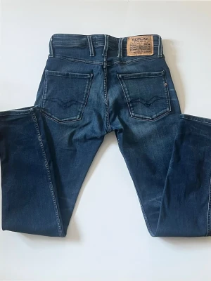 Replay jeans (W28/L32) - Nu är det dax att tömma garderoben på ett par sjyssta Replay jeans. Byxorna är i storlek W28/ L32. Bra skick och riktigt sköna. Skriv om ni undrar om något. 
