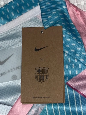 Nike x FC Barcelona matchtröja turkos - ⚽️ Stilren FC Barcelona-tröja i unik turkos och rosa design med Spotify-sponsor. 🏷️ Ny med tags kvar. 👕 Perfekt för Barcelona-fans, träning eller vardagsbruk. 🔥 Snygg färgkombination som sticker ut.