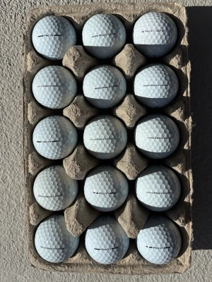 Titleist Pro v1 A-Klass. 15 pack - Titleist pro v1. A-KLASS. 15-pack. Här får du kanske marknadens mest köpta och bästa boll. Vi är oerhört noga med kvaliten på våra A-Klass bollar så här kan du vänta dig bollar med INGET märke alls eller med ytterst små märken (Max som ett sandkorn) För alla spelare men för dig framför allt som vill ta din golf till nästa nivå med dessa klass bollar! Enbart V1 ingen v1x!