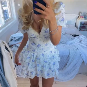 Zara blommig klänning - Säljer nu denna superfina klänning!!💞💞köpt på plick och har bara använts på midsommar förra året! Den är i bra skick men det finns tecken på användning💕
