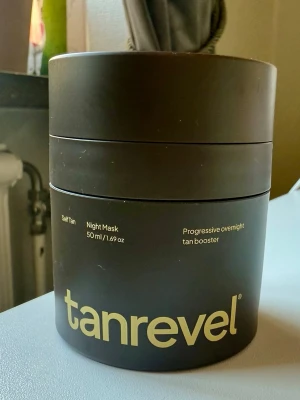 Tanrevel Self Tan Night Mask 50 ml - Självbrunande nattmask från Tanrevel. Innehåller 50 ml och fungerar som en progressiv overnight tan booster. Perfekt för dig som vill bygga upp en solkysst look medan du sover. Oanvänd och oöppnad. Nypris 349 kr.