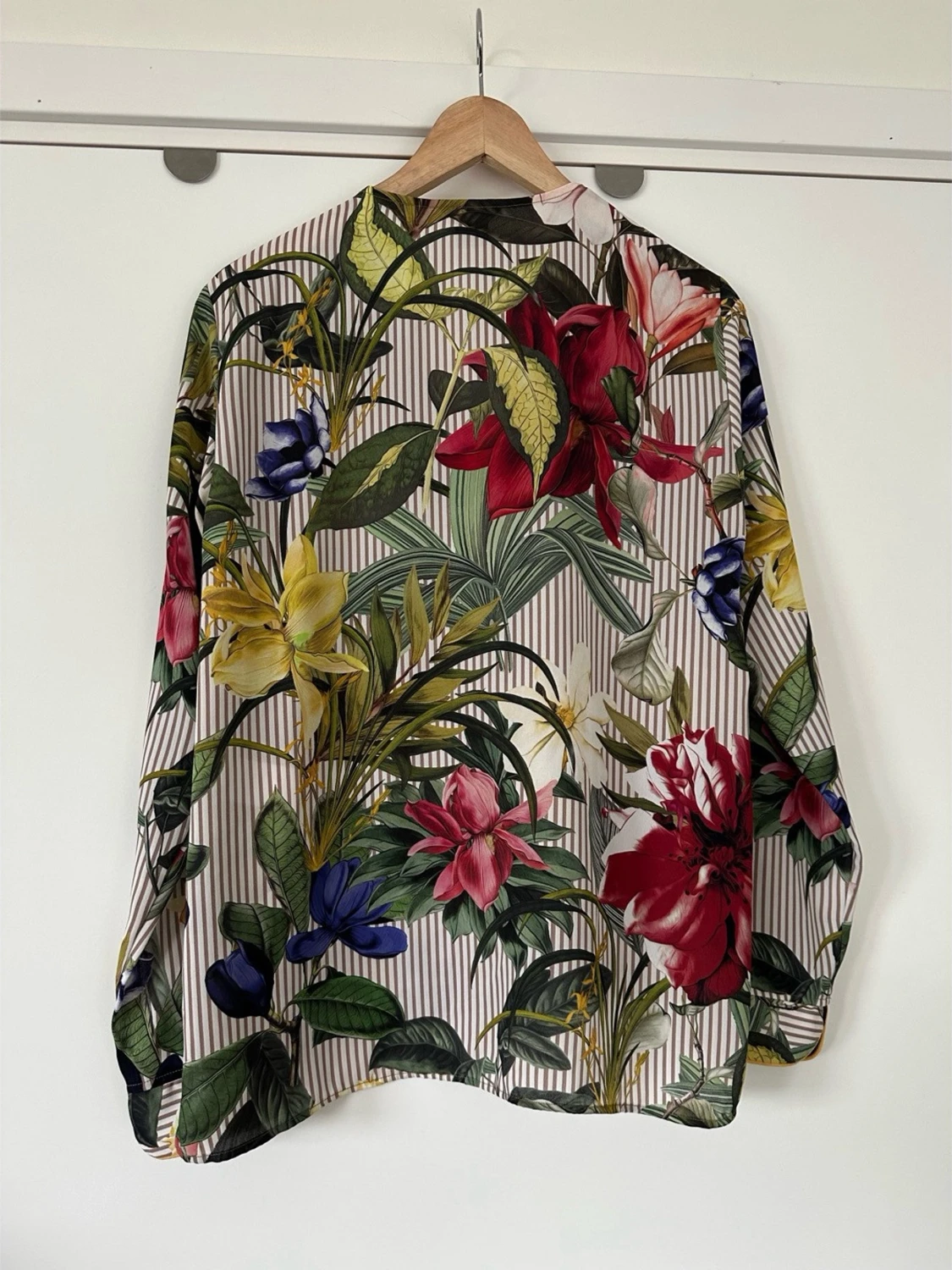 Lindex - Blommig & randig blus med v-ringning - storlek 38 - 1