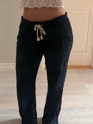 Svarta linnebyxor Roxy - Snygga svarta linnebyxor💗Byxorna har resår i midjan och är tillverkade i ett luftigt linnematerial som passar perfekt till sommaren. Enkla att matcha och superbekväma.