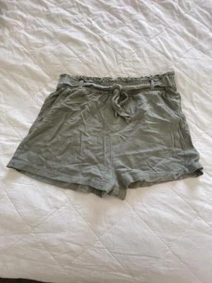 Gröna Kappahl shorts  - sage gröna mjukis shorts i storlek 158, passar bäst på ålder 10-12