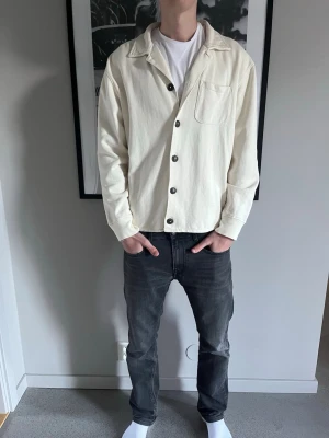 Riley overshirt  - Riley overshirt ! Nypris: 1399 kr, säljs för: 299 kr. Modellen är 180 lång och väger 65 kg. Säljes i befintligt skick. (Skick: 9/10)  