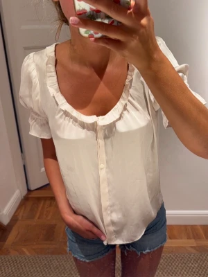 Blus - Säljer denna så snygga blus från JCREW🌸🌸🌸🌸