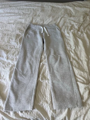 Ljusgrå mjukisbyxor från russemurch  - Säljer ett par grå mjukisbyxor fårn russemerch använda fåtal gånger❤️