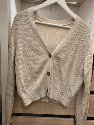 Beige stickad kofta med knappar - Beige kofta från H&M