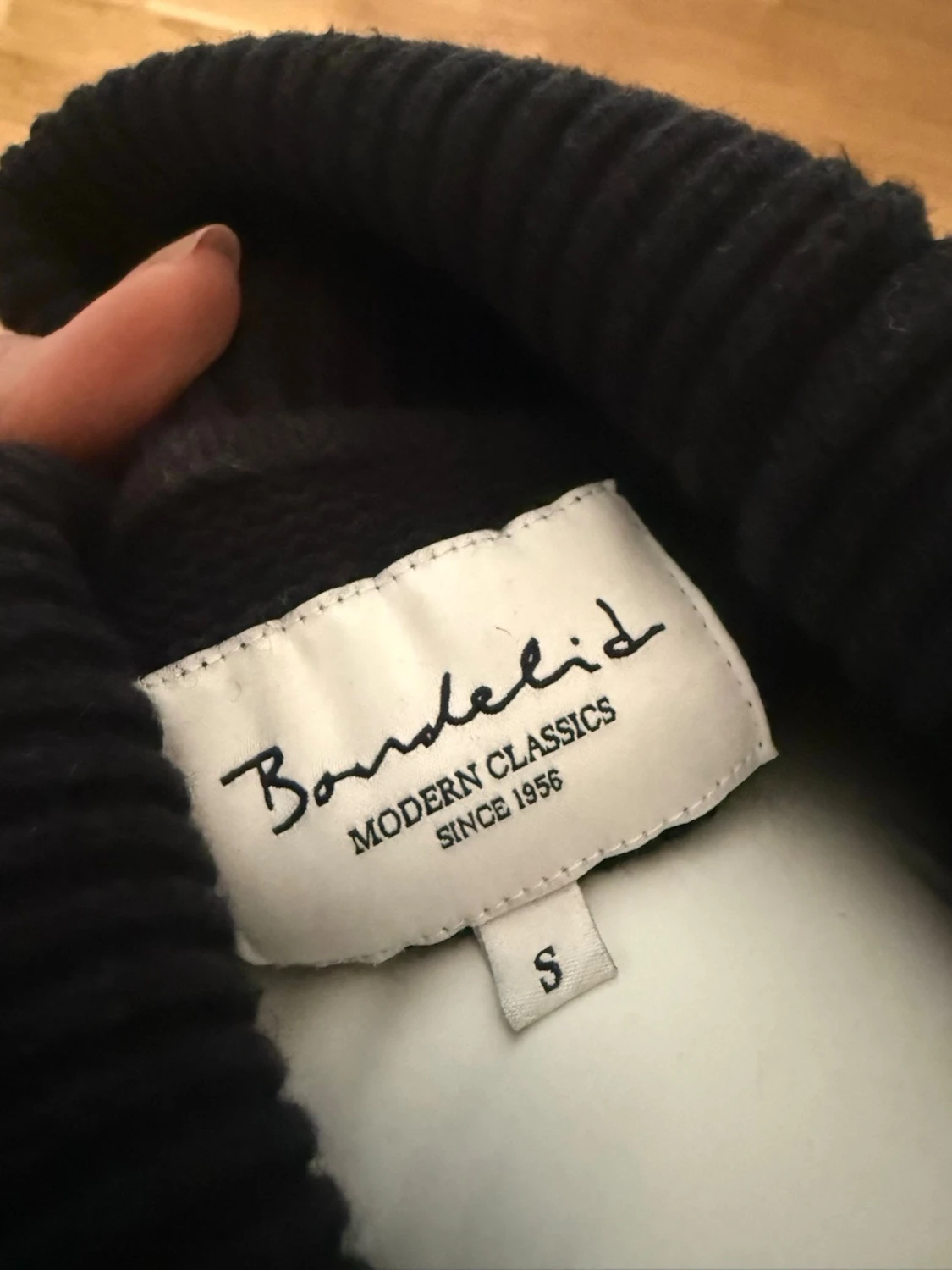 Svart- och beige randig polotröja - 2