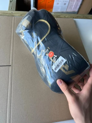  RDX F6 Kara Boxningshandskar 12 oz – Nya - Säljer ett par nya RDX F6 Kara boxningshandskar i 12 oz. Passar för boxning, kickboxning, thaiboxning och annan kampsportsträning. Fungerar bra för både säckträning och sparring. Oanvända och i originalskick. Kan skickas eller hämtas efter överenskommelse. Hör gärna av dig vid intresse eller frågor. 