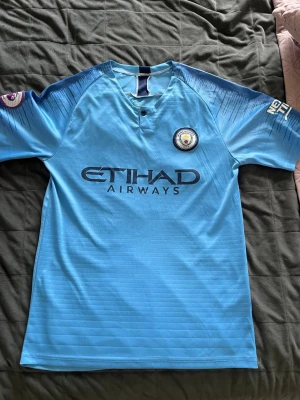 Blå Manchester City fotbollströja  - Riktigt billig fotbollströja. Enkel o fin