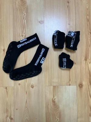 Svarta gripsocks  - Säljer 4 par svarta grip socks för endast 20 kr st och 50 kr om man köper alla. Perfekta för att idrotta med för att ha bra grepp när man springer. 