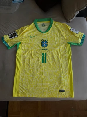 Brasilien matchtröja Raphinha #11 - Säljer min fotbollströja pga min tjej köpte fel storlek.  Storlek L men funkar bra för M