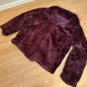 Vinröd pälsjacka Lindex - Vinröd jacka från Lindex med mjuk, fluffig fuskpäls