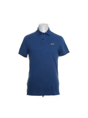 Storlek S herr Blå piké från Hollister - Snygg blå pikétröja från Hollister med klassisk krage och knappslå framtill. Liten broderad logga på bröstet. Perfekt till jeans eller shorts för en avslappnad stil.