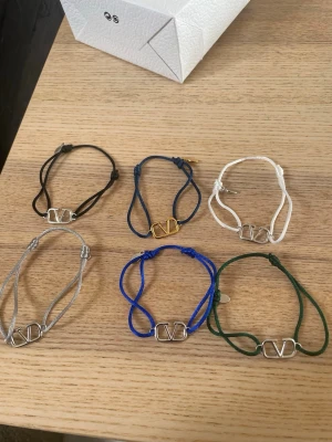 Valentino armband  - Säljer massa valentino armband de kommer inte till användning, massa olika färger i silver och guld, hör av er vid funderingar !! 230 styck pris 