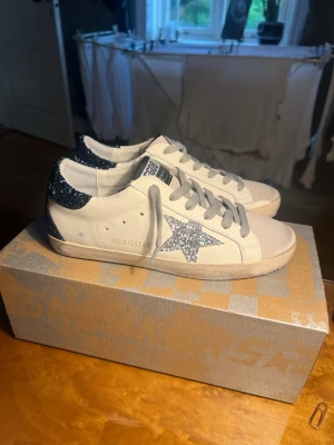 Golden goose skor - Golden goose sneakers i storlek 39. Ej använda, äktenhetsbevis FINNS! Nypris 4499kr mitt pris 2299 kan även gå ner vid pris vid snabb affär.