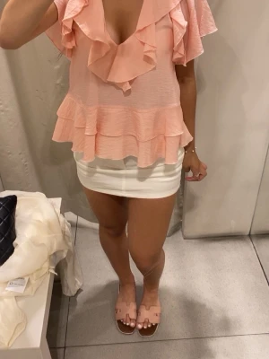 Ljusrosa volangblus med v-ringning - Jätte fin volang blus ifrån Zara. Köpte förra sommaren utomlands och använt fåtal gånger men trist nog råkade jag riva upp den (se bild 3 o 4). Inget man ser eller märker när man har den på då den är lite gömd i volangerna men säljer pga att den inte kommer till så stor användning!💕