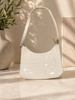Vit axelväska i crocopräglat skinn - Stilren vit axelväska med crocopräglat mönster och guldfärgade metalldetaljer. Väskan har en böjd form och bred axelrem som ger en trendig look. Perfekt för dig som gillar minimalistisk och modern stil.