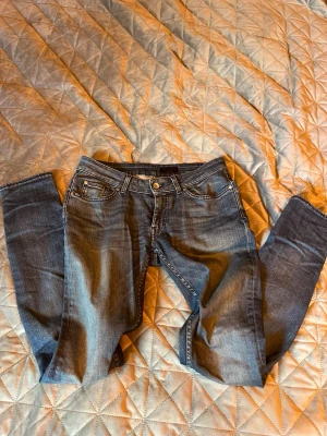 Blå slim fit jeans från tiger of sweden - Säljer ett par klassiska blå slim fit jeans från tiger of sweden. Riktigt skönt stretchigt material. Vet ej vad den faktiska storleken är, men skulle gissa på W32 L32.