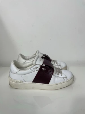 Valentino Open Skor  - Säljer nu dessa Vinröda Valentino Open Skor, skriv för fler bilder/frågor🙌🏼
