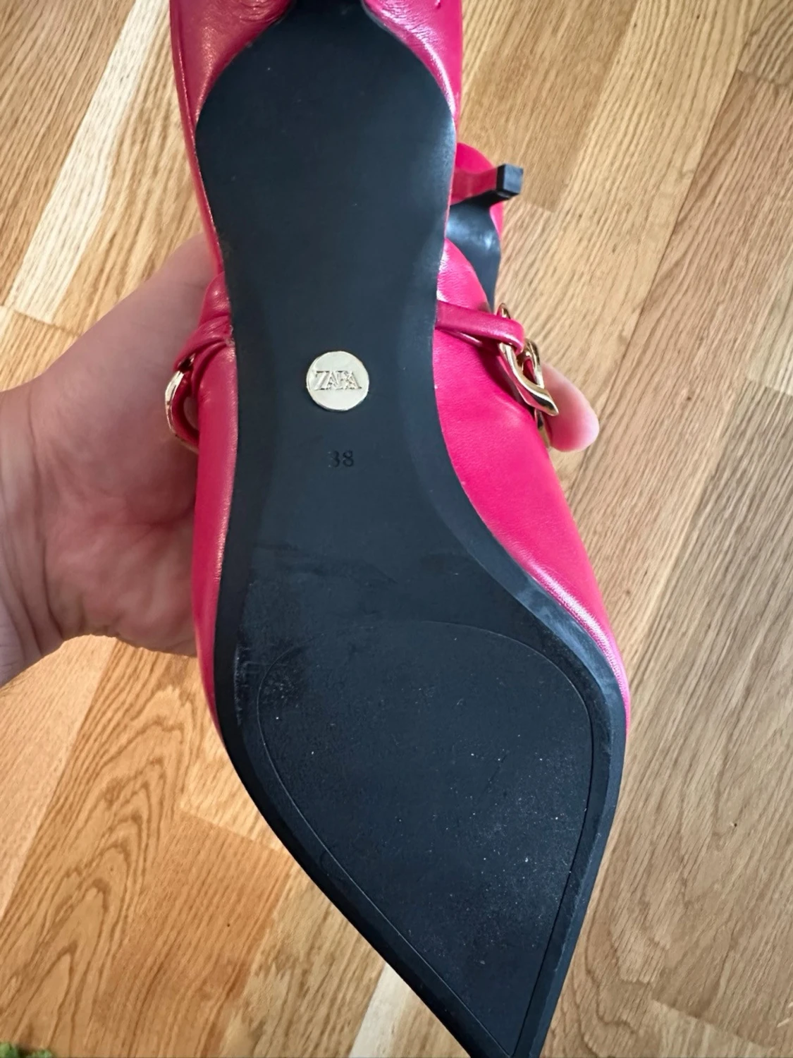 Rosa pumps med kedjedetalj från Zara - 5