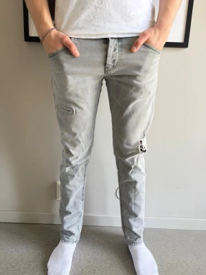 Dondup jeans - Dondup Ritchie jeans! Nypris: 3000 kr, säljs för 699 kr. Modellen är 183 cm och väger 75 kg. Säljes i befintligt skick! (Skick: 9/10)