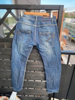 DonDup Jeans - Sällsynta och gammal modell på ett par dondups jeans i 32. Raka i passform  100 cm i längd och ungefär 37-38 cm i midjan  Skriv vid frågor 