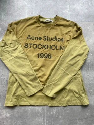 Acne studios långärmad T-shirt khaki - Tjena! Säljer denna riktigt feta Acne studios tröjan i nyskick utan någon prislapp. Tröjan är i storlek S. Hör av er vid fler frågor😁