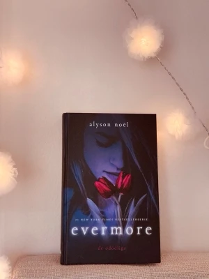 evermore: alyson noël - fin bok i mycket gott skick🫶🏻jag erbjuder bundle rabatter så kolla in mina andra annonser också! de är bara att höra av dig vid frågor eller prisförslag☺️