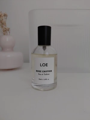LOE Rose Chiffon Eau de Toilette - HEAD NOTE : mandarin, raspberry, pomegranate, red apple HEART NOTE : pink rose, gardenia, freesia, honeysuckle SOUL NOTE : vanilla, white musk, amber